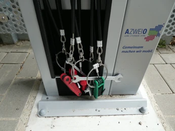 Fahrradreparaturstation am Achimer Bahnhof, ausgestattet mit mehreren Werkzeugen für Radfahrer.