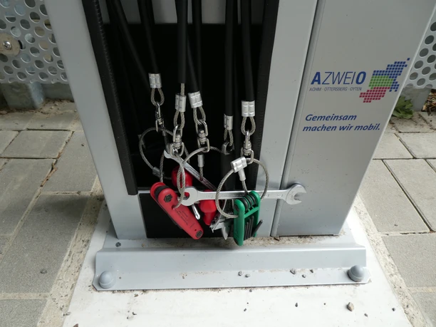 Werkzeug Fahrradreparaturstation Bike & Ride Achimer Bahnhof Fahrradreparaturstation am Achimer Bahnhof, ausgestattet mit mehreren Werkzeugen für Radfahrer.