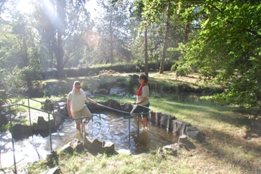Wassertreten Habichtswaldklinik Zwei Personen sind am Wassertreten bei der Kneippanlage an der Habichtswaldklinik.