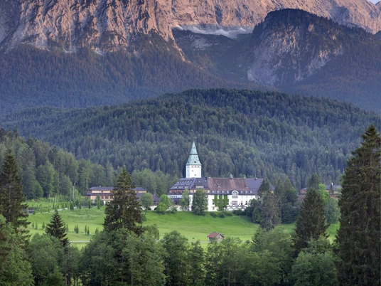 Schloss Elmau im Sommer
