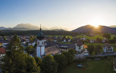 Sonnenuntergang über Krün und der Kirche St. Sebastian