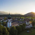 Sonnenuntergang über Krün und der Kirche St. Sebastian