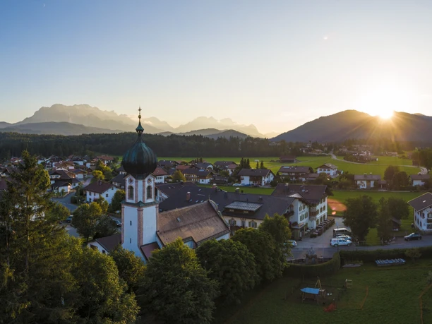 Sonnenuntergang über Krün und der Kirche St. Sebastian