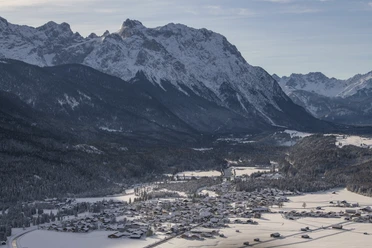 Blick auf den verschneiten Ort Krün Blick auf den verschneiten Ort Krün