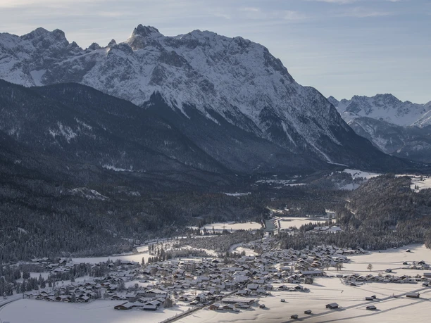Blick auf den verschneiten Ort Krün Blick auf den verschneiten Ort Krün