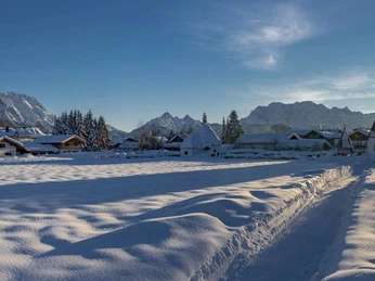 Sonnenuntergang über Wallgau im Winter