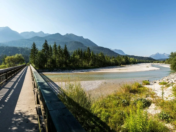 Blick auf die Isar vom Isarsteg in Wallgau im Sommer Bildunterschrift