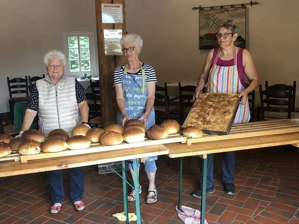 Verkaufteam des Mühlenfördervereins Drei Frauen des Mühlenfördervereins verkaufen selbstgebackenen Stuten in der Hengstforder Mühle
