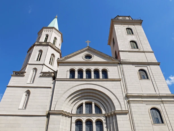 OL_Zittau_Johanniskirche_WG_DSCF7496.jpg Weiße Fassade der Johanniskirche in Zittau mit zwei markanten Türmen.