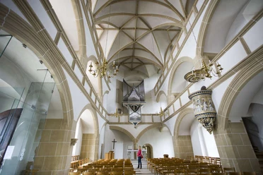Torgau_Schloss Hartenfels Hauskapelle_Katja Fouad Vollmer.JPG Innenansicht der Schlosskapelle Hartenfels in Torgau mit prächtigem Gewölbe und Orgel.