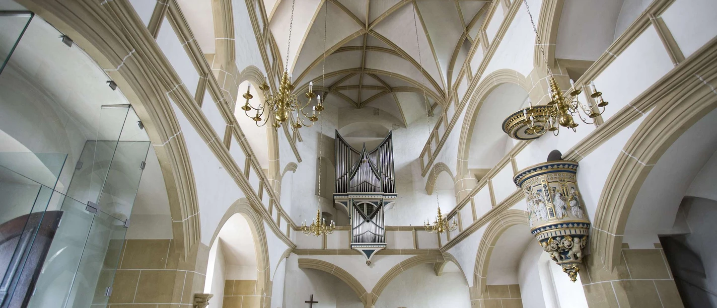 Torgau_Schloss Hartenfels Hauskapelle_Katja Fouad Vollmer.JPG Innenansicht der Schlosskapelle Hartenfels in Torgau mit prächtigem Gewölbe und Orgel.
