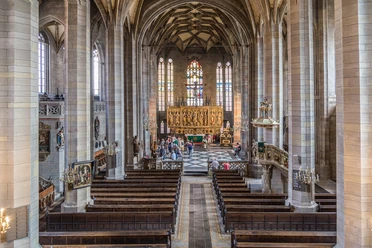 006 - Zwickau Dom St. Marien_Foto_KultourZ.jpg Innenansicht des Zwickauer Doms mit gotischen Arkaden und einem geschnitzten Altar.