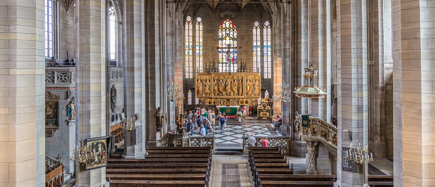 006 - Zwickau Dom St. Marien_Foto_KultourZ.jpg Innenansicht des Zwickauer Doms mit gotischen Arkaden und einem geschnitzten Altar.