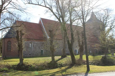 Nordleda St. Nicolai Kirche Historische St. Nicolai Kirche in Nordleda mit Feldsteinmauern und weitem Rasen im Sonnenlicht.