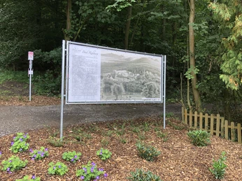 Infotafel Romantik Bad Rehburg Infotafel inmitten eines Waldgebietes mit Darstellung und Text zur Geschichte von Bad Rehburg.Information board in the middle of a wooded area with a presentation and text on the history of Bad Rehburg.Informationstavle midt i et skovområde med illustration og tekst om Bad Rehburgs historie.Informatiebord in het midden van een bosgebied met illustratie en tekst over de geschiedenis van Bad Rehburg.