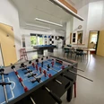 CASA Jugendraum Der CASA Jugendraum zeigt einen hellen Raum mit Fußballtisch, Billardtisch und Sitzgruppe. Perfekt für Jugendliche.
