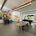 CASA Jugendraum Der Jugendraum "CASA" ist ein heller Raum mit bunten Wänden. Er hat einen Tischkicker und einen Billardtisch.