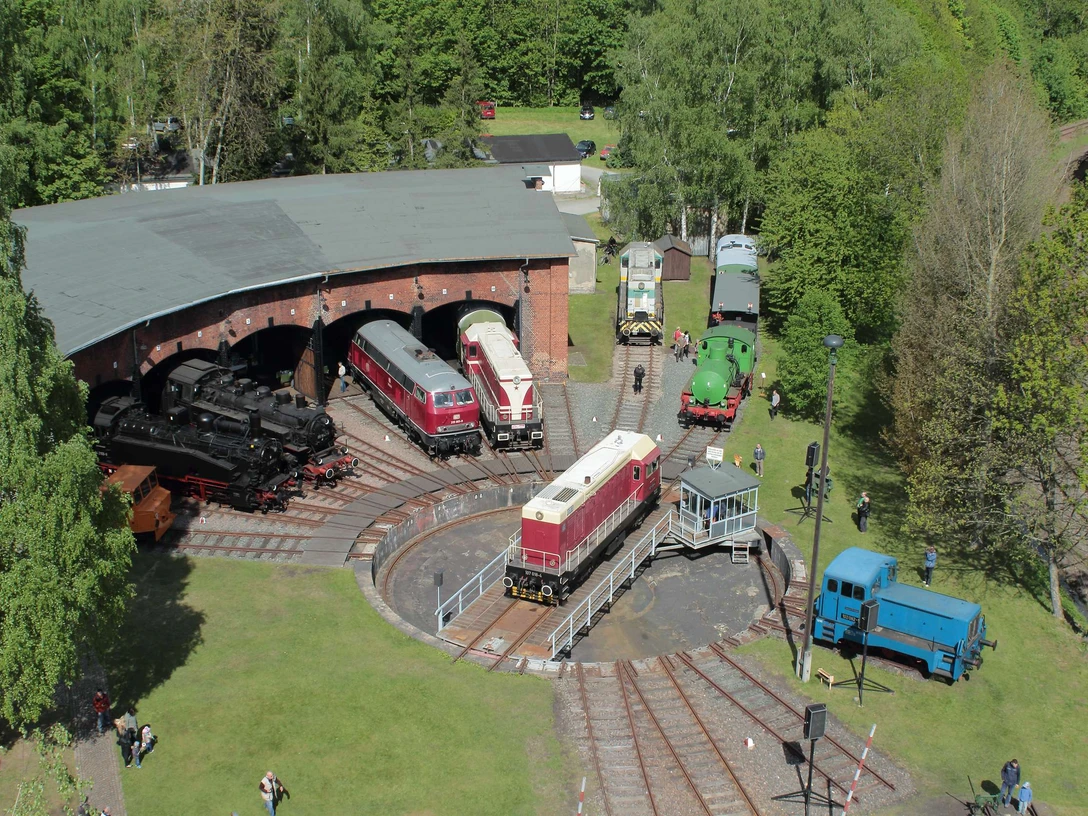 Schwarzenberg_Eisenbahnmuseum Schwarzenberg mit Fahrzeugparade und Drehscheibe (Foto Axel Schlenkrich).jpg