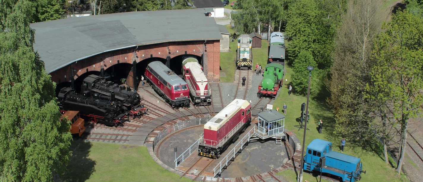 Schwarzenberg_Eisenbahnmuseum Schwarzenberg mit Fahrzeugparade und Drehscheibe (Foto Axel Schlenkrich).jpg Luftaufnahme des Schwarzenberg Eisenbahnmuseums mit historischen Lokomotiven auf einer Drehscheibe.