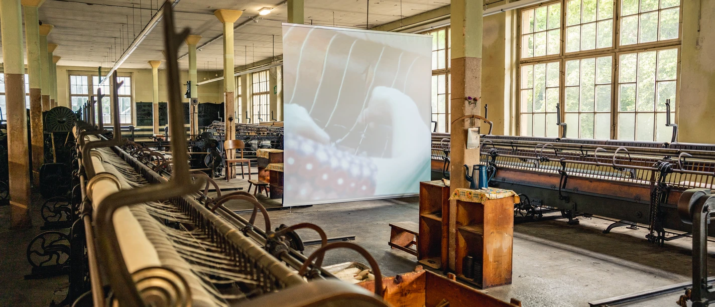 Tuchfabrik Gebr. Pfau Crimmitschau Historische Industriemaschinen in alter Tuchfabrik mit großem Fenster.
