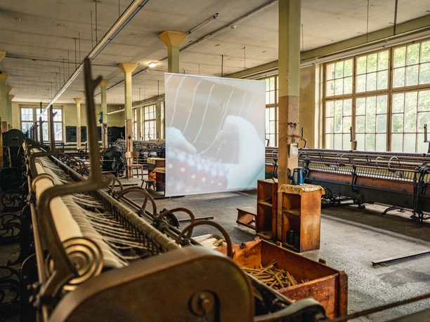 Tuchfabrik Gebr. Pfau Crimmitschau Historische Industriemaschinen in alter Tuchfabrik mit großem Fenster.