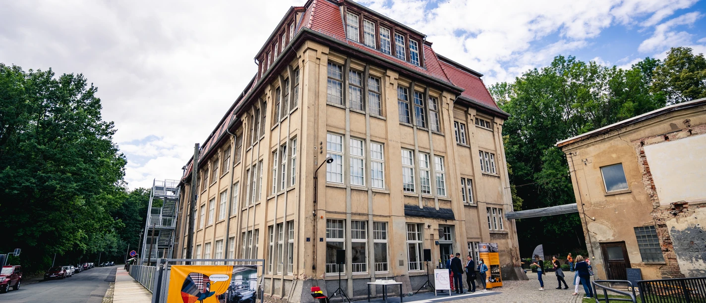 Tuchfabrik Gebr. Pfau Crimmitschau Spinnereigebäude. Budova přádelny továrny na sukno Pfau, historická čtyřpatrová budova v Crimmitschau.
