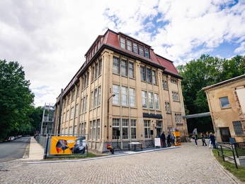 Tuchfabrik Gebr. Pfau Crimmitschau Spinnereigebäude. Spinnereigebäude der Tuchfabrik Pfau, historisches 4-stöckiges Gebäude in Crimmitschau.Spinning mill building of the Pfau cloth factory, historic 4-storey building in Crimmitschau.Budova přádelny továrny na sukno Pfau, historická čtyřpatrová budova v Crimmitschau.Budynek przędzalni fabryki sukna Pfau, zabytkowy 4-piętrowy budynek w Crimmitschau.Spinnerijgebouw van de lakenfabriek Pfau, historisch gebouw van 4 verdiepingen in Crimmitschau.Edificio della filatura della fabbrica di tessuti Pfau, storico edificio a 4 piani a Crimmitschau.
