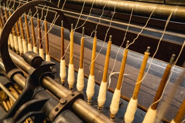 Maschinenspindeln mit Garn in der Tuchfabrik Gebrüder Pfau Crimmitschau.