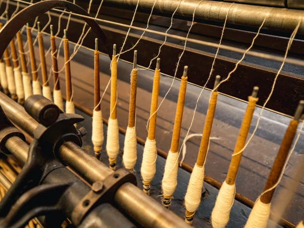 Spindeln auf einer Maschine in der Tuchfabrik Gebr. Pfau Crimmitchau Maschinenspindeln mit Garn in der Tuchfabrik Gebrüder Pfau Crimmitschau.