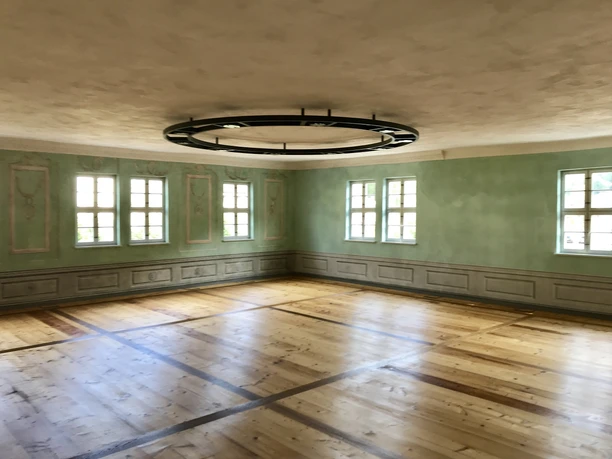 Saal Herrenhof Erlahammer Schwarzenberg-Welterbe_erleben (Foto Stadtverwaltung Schwarzenberg).jpg Großer, heller Saal mit grün gestrichenen Wänden und Holzfußboden im Herrenhof Erlahammer.