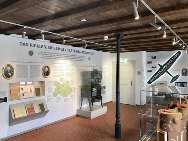 Schwarzenberg_Ausstellung Herrenhof Erlahammer Schwarzenberg-2- Welterbe_erleben (Foto Stadtverwaltung Schwarzenberg).jpeg Innenansicht einer Ausstellung mit historischen Texttafeln und Exponaten im Herrenhof Erlahammer.