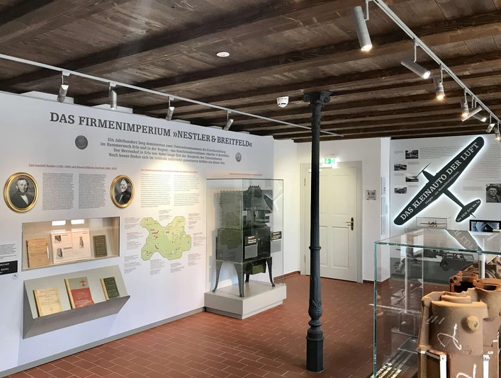 Schwarzenberg_Ausstellung Herrenhof Erlahammer Schwarzenberg-2- Welterbe_erleben (Foto Stadtverwaltung Schwarzenberg).jpeg Innenansicht einer Ausstellung mit historischen Texttafeln und Exponaten im Herrenhof Erlahammer.Interior view of an exhibition with historical text panels and exhibits in the Erlahammer manor house.Pohled do interiéru výstavy s historickými textovými panely a exponáty v zámku Erlahammer.Widok wnętrza wystawy z historycznymi panelami tekstowymi i eksponatami w dworze w Erlahammer.Binnenzicht van een tentoonstelling met historische tekstpanelen en tentoonstellingen in het landhuis Erlahammer.Vista interna di una mostra con pannelli di testo e reperti storici nel maniero di Erlahammer.