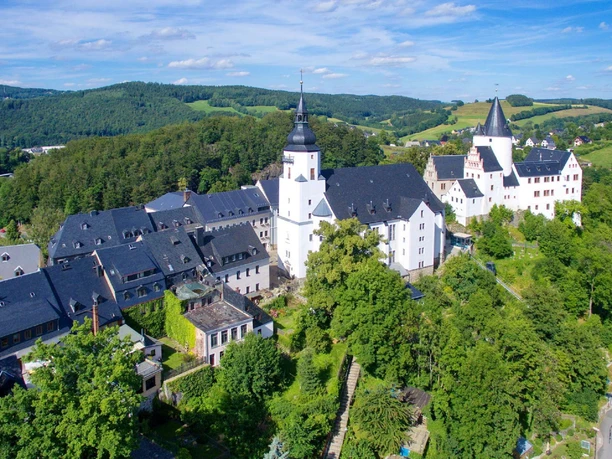 Schwarzenberg Schloss und St. Georgenkirche Luftbild 2 (Foto Jürgen Leonhardt).jpg Luftaufnahme des Schwarzenberg Schlosses und der St. Georgenkirche umgeben von grüner Landschaft.