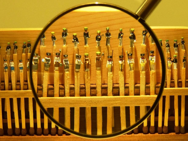 Schwarzenberg_Ausstellung Museum PERLA CASTRUM Schwarzenberg Kleine Meisterwerke(Stadtverwaltung Schwarzenberg).JPG Miniaturfiguren aus Holz unter Lupe ausgestellt im Museum PERLA CASTRUM in Schwarzenberg.