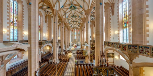 St. Annenkirche_Innen_5413-01 Marcel Weidlich 360grad-team.com.jpg Blick in die gotische St. Annenkirche mit reich verzierten Gewölben und bunten Glasfenstern.