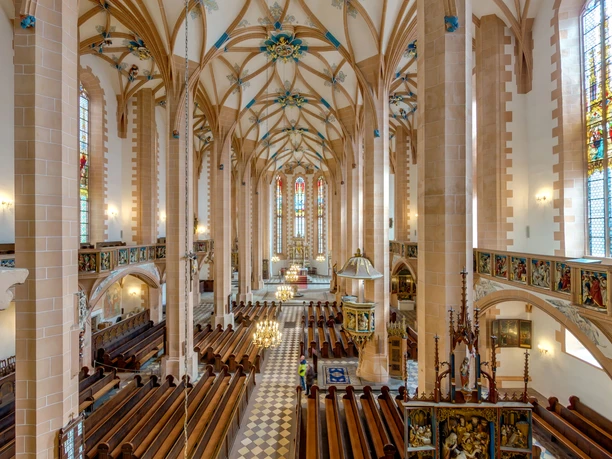 St. Annenkirche_Innen_5413-01 Marcel Weidlich 360grad-team.com.jpg Blick in die gotische St. Annenkirche mit reich verzierten Gewölben und bunten Glasfenstern.