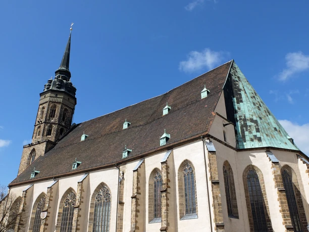 OL_Bautzen_Dom_WG_DSCF4329.JPG Große gotische Kirche mit hohem Turm und Kupferdach unter blauem Himmel.