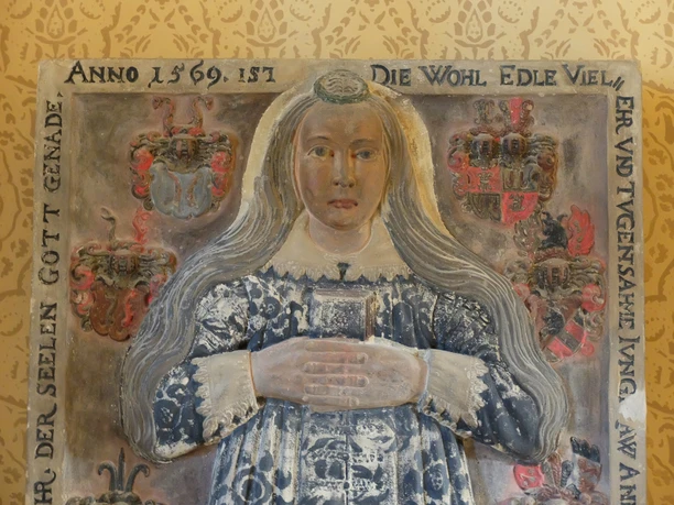 OL_Bautzen_Dom_WG_DSCF1742.JPG Mittelalterliches Grabmal einer adligen Frau in prunkvoller Kleidung, umgeben von Wappen.