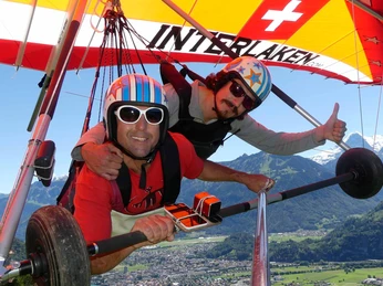 hanggliding-interlaken-tandem-flug-aussicht-jungfrau-berge-interlaken.jpg
