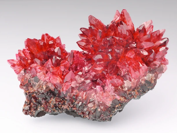 Rhodochrosit, N'Chwaning I Mine, Kuruman, Northern Cape, Südafrika, Fot....jpg Rhodochrositkristalle mit leuchtend roten Farben aus der N'Chwaning I Mine, Südafrika.