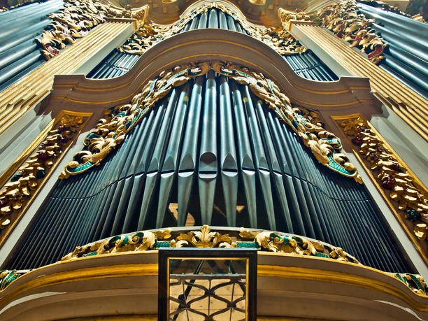 StadtFreiberg_FotografRalfMenzel_Silbermannorgel_01.jpg Detailreich verzierte Silbermann-Orgel in der Freiberger Dom aus der Froschperspektive.