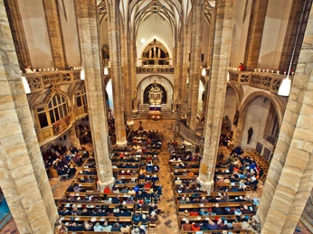 StadtFreiberg_FotografRalfMenzel_Dom_04.jpg Innenansicht des Domes in Freiberg mit vielen Besucher*innen während einer Veranstaltung.Interior view of the cathedral in Freiberg with many visitors during an event.Pohled do interiéru katedrály ve Freibergu s mnoha návštěvníky během akce.Widok wnętrza katedry we Freibergu z wieloma gośćmi podczas wydarzenia.Binnenzicht van de kathedraal in Freiberg met veel bezoekers tijdens een evenement.Vista interna della cattedrale di Freiberg con molti visitatori durante un evento.