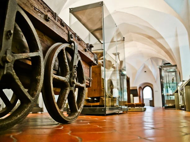 StadtFreiberg_FotografRalfMenzel_Museum_02.jpg Historisches Bergwerksgerät in einem Museum mit gewölbter Decke und Ausstellungsstücken.
