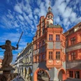 Goerlitz_SchlesischesMuseum_Schönhof_RainerWeisflog.jpg Renaissance-Gebäude mit verziertem Giebel unter blauem Himmel, links Statue mit Schwert.Renaissance building with decorated gable under a blue sky, statue with sword on the left.Renesanční budova se zdobeným štítem pod modrou oblohou, vlevo socha s mečem.Renesansowy budynek ze zdobionym szczytem pod błękitnym niebem, posąg z mieczem po lewej stronie.Renaissance gebouw met versierde gevel onder een blauwe hemel, standbeeld met zwaard links.Edificio rinascimentale con timpano decorato sotto un cielo azzurro, statua con spada a sinistra.