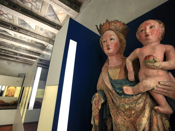 Goerlitz_SchlesischesMuseumGoerlitz_Innen_Quelle SchlesischesMuseumGoerlitz.jpg Barocker Raum mit antiker Madonnenstatue im Schlesischen Museum zu Görlitz.