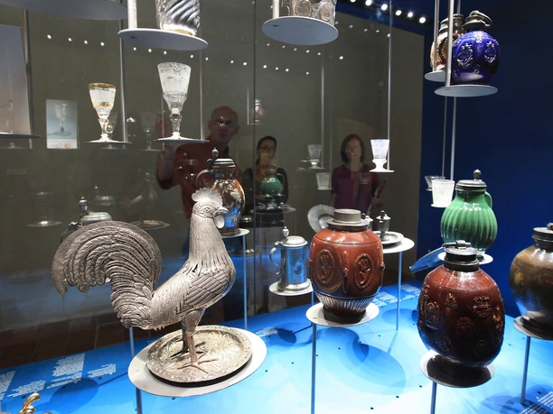 Goerlitz_SchlesischesMuseumGoerlitz_Vitrine_QuelleSchlesischesMuseumGoerlitz.jpg Glas- und Keramik-Vitrine im Schlesischen Museum zu Görlitz mit antiken Krügen und Gläsern.