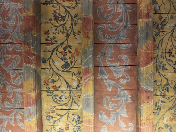 Schlemuseum4.jpg Decke mit floralen Mustern und Pastelltönen, kunstvoll bemalte Holzbalken.