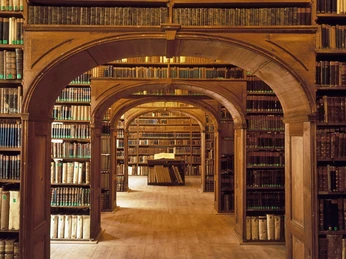 Goerlitz_KulturhistorischesMuseum_OLB_RenePech.jpg Historische Bibliothek mit Holzbögen, voll alter Bücher, ruhig und eindrucksvoll.Historic library with wooden arches, full of old books, quiet and impressive.Historická knihovna s dřevěnými klenbami, plná starých knih, tichá a působivá.Zabytkowa biblioteka z drewnianymi łukami, pełna starych książek, cicha i imponująca.Historische bibliotheek met houten bogen, vol oude boeken, rustig en indrukwekkend.Biblioteca storica con archi in legno, piena di libri antichi, tranquilla e suggestiva.
