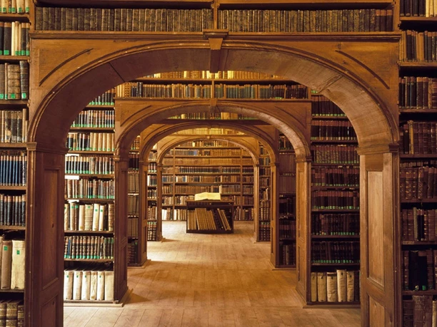 Goerlitz_KulturhistorischesMuseum_OLB_RenePech.jpg Historische Bibliothek mit Holzbögen, voll alter Bücher, ruhig und eindrucksvoll.