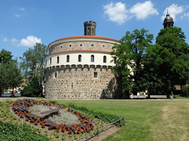 OL_Goerlitz_Kaisertrutz_WG_DSCF0150.jpg Der Kaisertrutz in Görlitz, ein mächtiger, runder Wehrbau mit umliegender Gartenanlage.